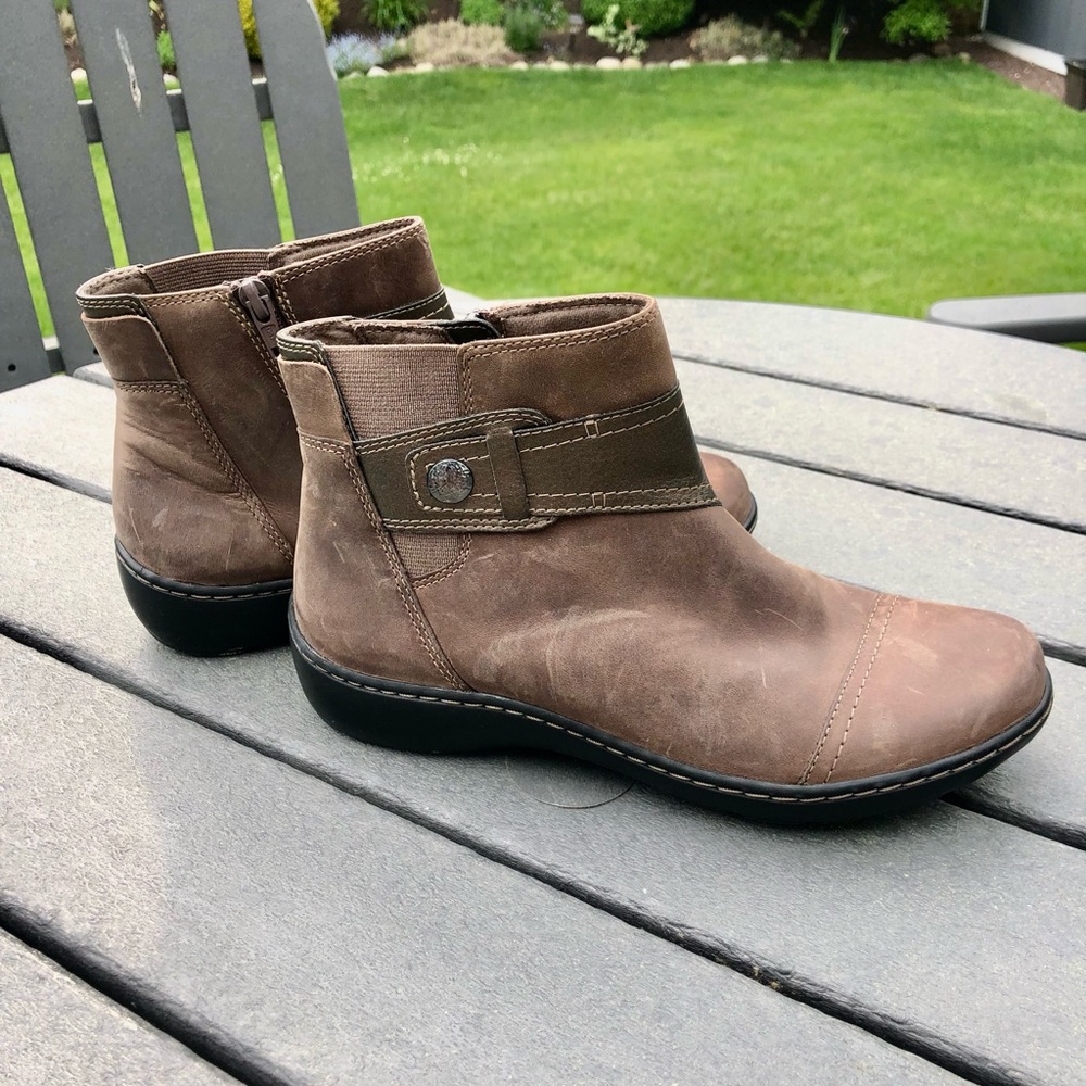Clarks Brown Leather Ankle Booties with Side Zip - Picture 2 of 9